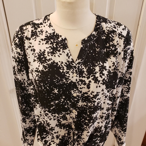 Talbots size large Petite Black and White Floral Women's Top - Picture 2 of 7